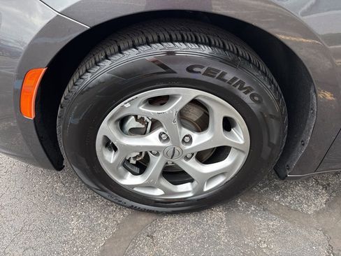 Used 2023 Chrysler Pacifica Limited image 25