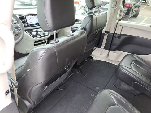 Used 2023 Chrysler Pacifica Touring-L FWD image 16