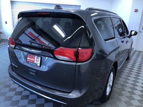 Used 2017 Chrysler Pacifica Touring-L FWD image 35