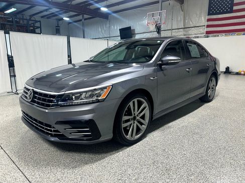 Used 2018 Volkswagen Passat 2.0T R-Line w/ R-Line Lighting Package image 4
