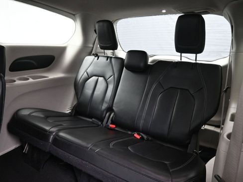 Used 2023 Chrysler Pacifica Touring-L image 25