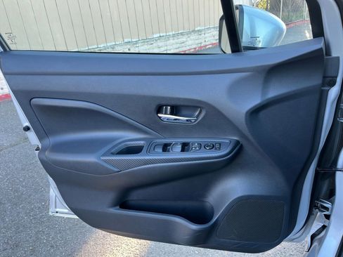 Used 2025 Nissan Versa SV image 18