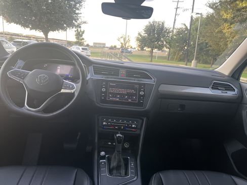 Certified 2024 Volkswagen Tiguan SE w/ Panoramic Sunroof Package image 27