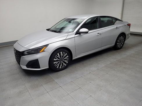 Used 2023 Nissan Altima 2.5 SV image 2