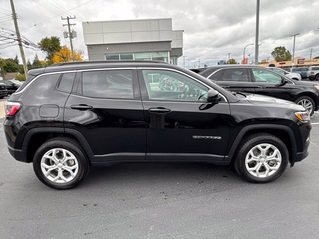 Used 2024 Jeep Compass Latitude AWD/4WD image 2