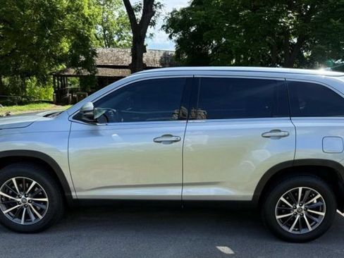 Used 2019 Toyota Highlander XLE FWD image 10