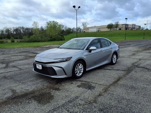 Used 2025 Toyota Camry LE FWD image 33