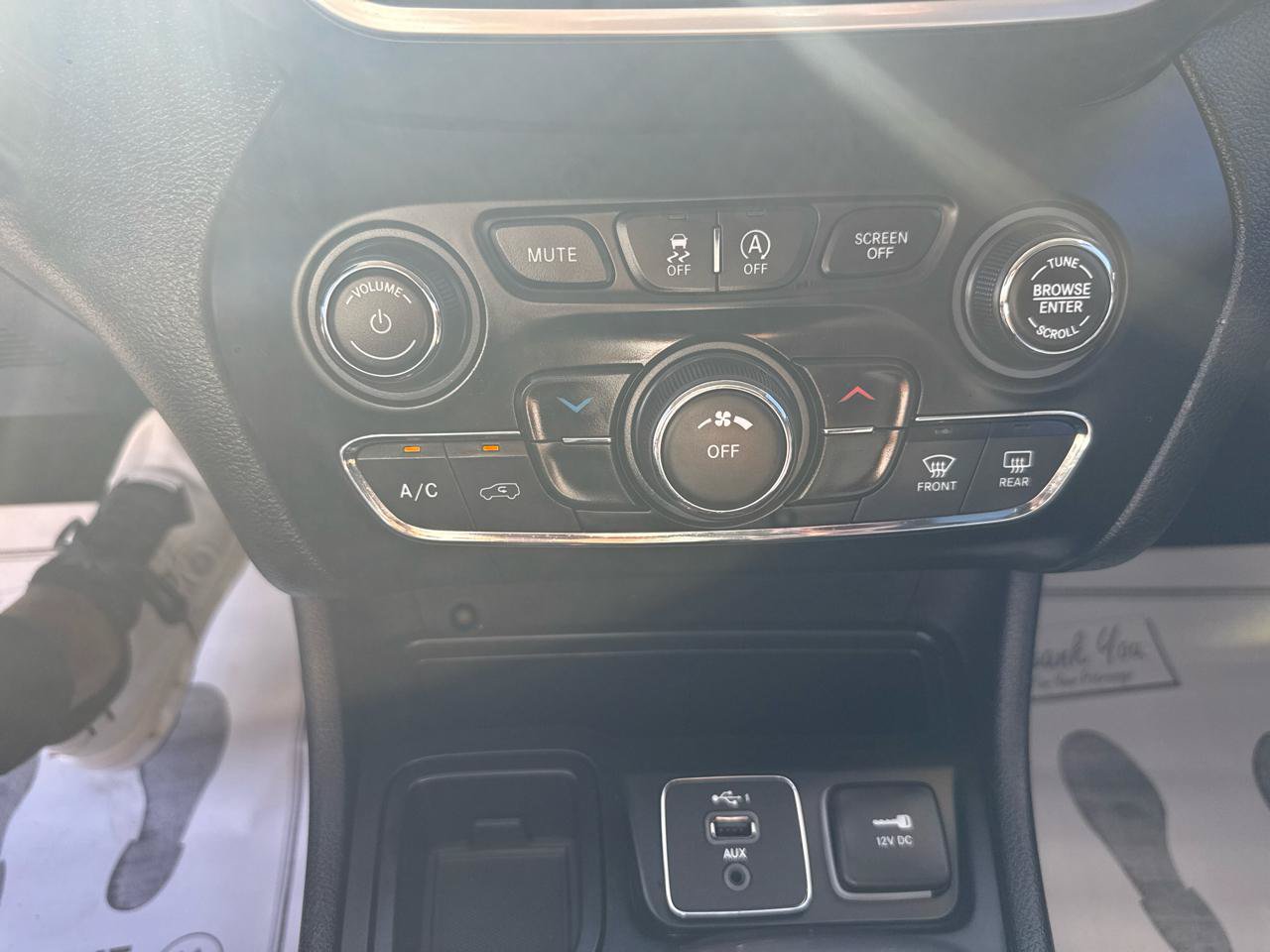 Used 2019 Jeep Cherokee Latitude w/ Popular Appearance Group FWD image 21