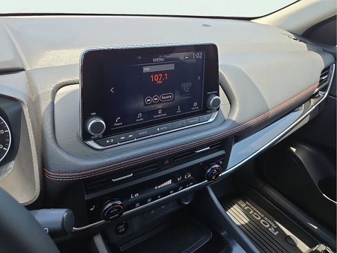Used 2025 Nissan Rogue SV AWD/4WD image 16
