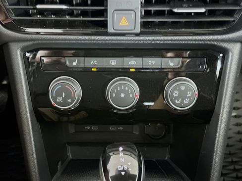 Used 2023 Volkswagen Taos SE w/ Panoramic Sunroof Package FWD image 22