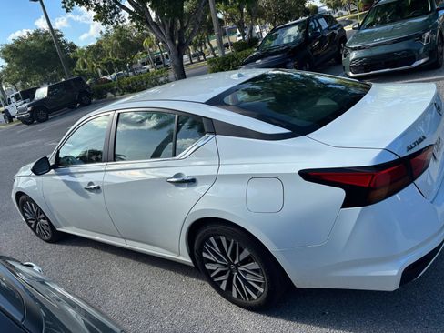 Used 2025 Nissan Altima 2.5 SV FWD image 14