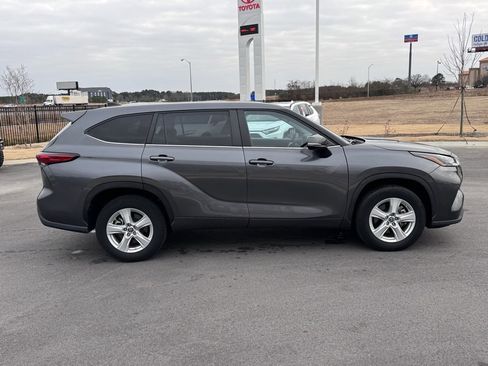 Used 2023 Toyota Highlander LE image 8