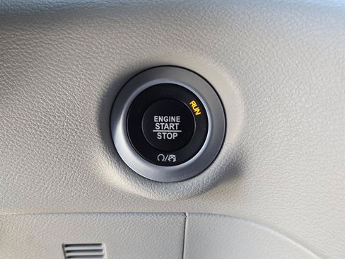 Used 2023 Chrysler Pacifica Touring-L FWD image 11