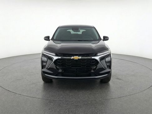 Used 2025 Chevrolet Trax LT image 2