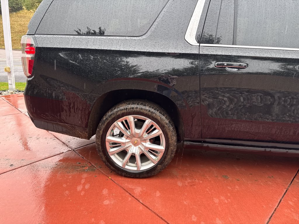 Used 2021 Chevrolet Suburban High Country w/ Premium Package 2 AWD/4WD image 31