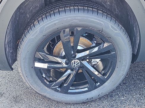 New 2026 Volkswagen Atlas Cross Sport SEL R-Line image 3