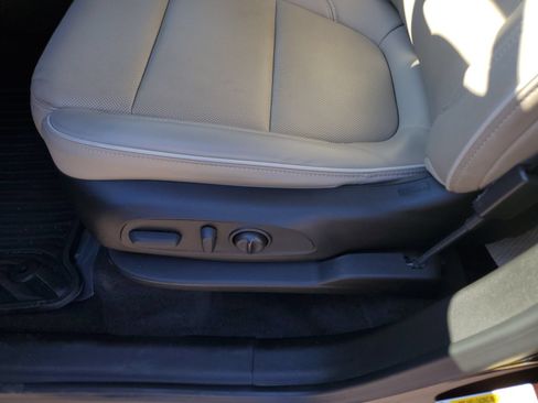 Used 2022 Chevrolet Traverse Premier FWD image 19