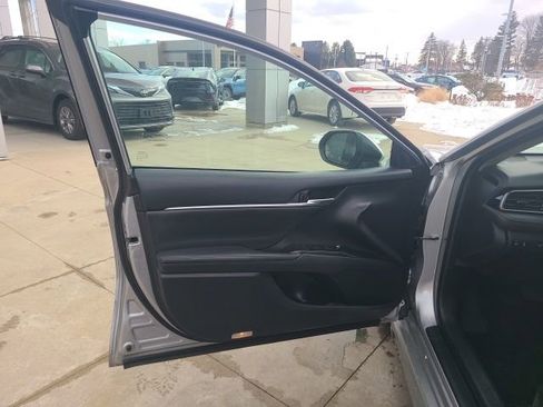Used 2021 Toyota Camry XSE image 17