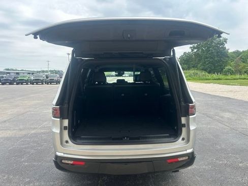 Used 2025 Jeep Wagoneer L Series II w/ 8-pass Seating Package AWD/4WD image 5
