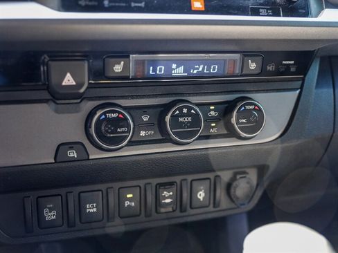 Used 2017 Toyota Tacoma TRD Off-Road RWD image 30