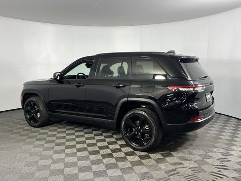Certified 2023 Jeep Grand Cherokee Limited w/ Black Appearance Package image 7