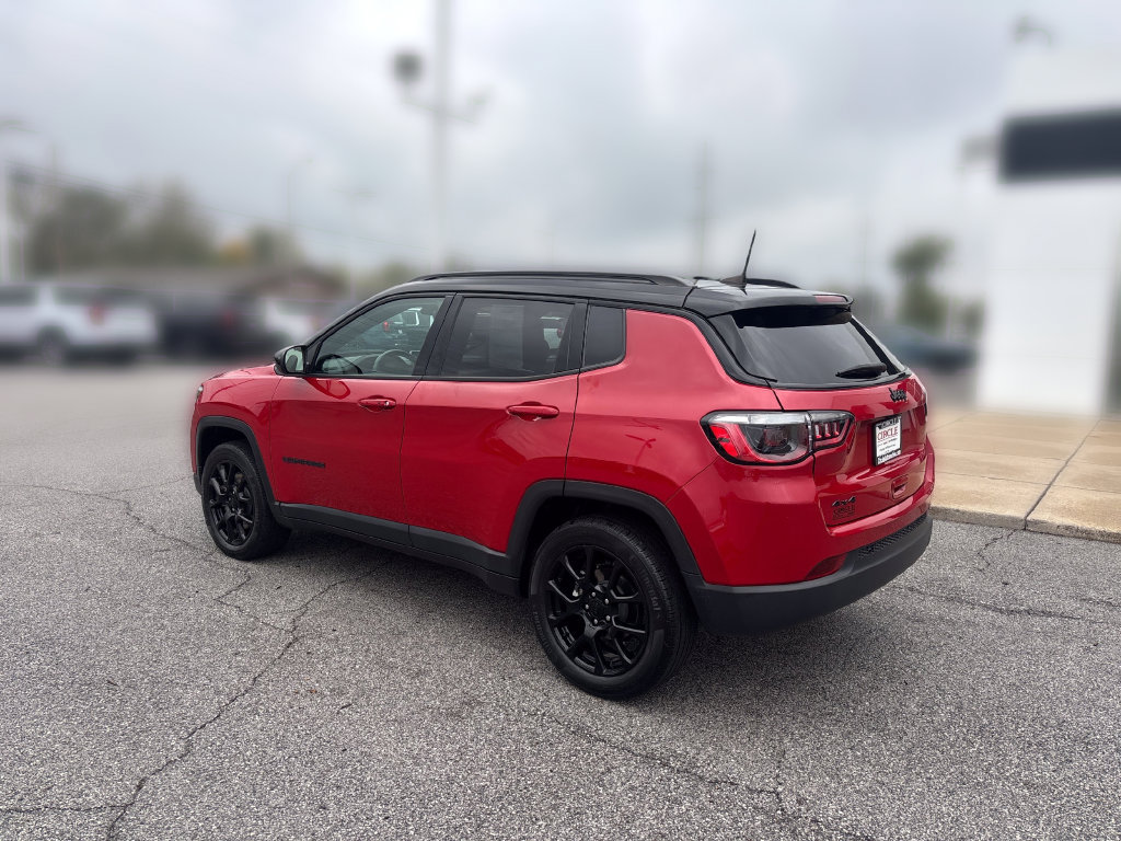 Used 2023 Jeep Compass Latitude w/ Sun and Sound Group AWD/4WD image 4