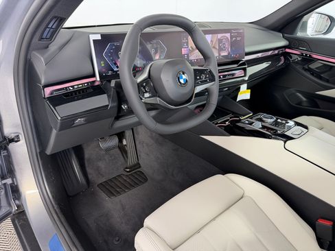 Used 2027 BMW 530i w/ Convenience Package RWD image 4