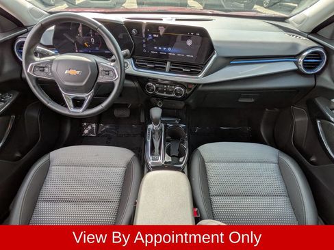 Used 2025 Chevrolet Trax LT w/ LT Convenience Package FWD image 24
