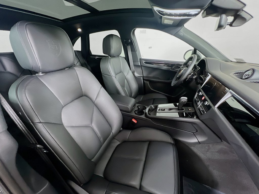 Certified 2026 Porsche Macan AWD/4WD image 30