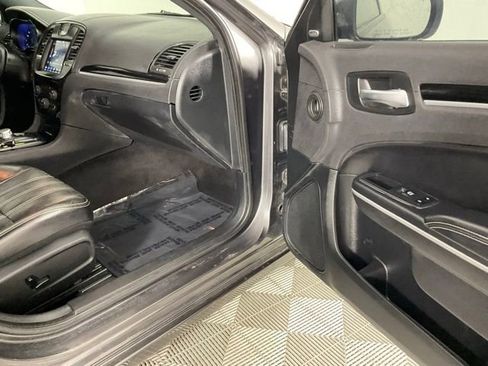 Used 2019 Chrysler 300 S image 17