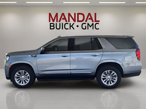 Used 2024 GMC Yukon SLT w/ SLT Luxury Package image 9