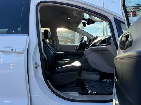 Used 2023 Chrysler Pacifica Touring-L image 20