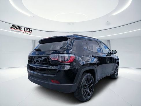 Certified 2025 Jeep Compass Latitude w/ Convenience Group AWD/4WD image 3