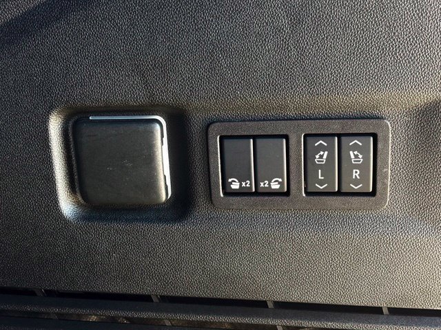 Used 2025 GMC Yukon XL AT4 Ultimate AWD/4WD image 35