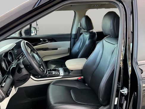 Used 2024 Kia Carnival EX FWD image 8