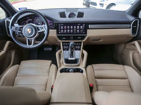 Certified 2023 Porsche Cayenne Platinum Edition image 33