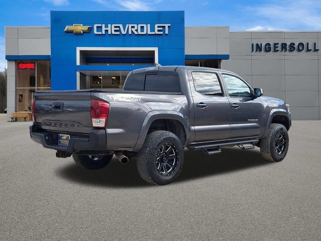Used 2018 Toyota Tacoma TRD Sport AWD/4WD image 25