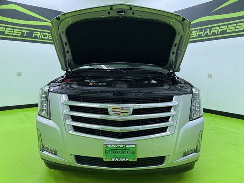 Used 2018 Cadillac Escalade ESV Luxury AWD/4WD image 4