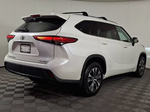 Used 2021 Toyota Highlander XLE AWD/4WD image 9