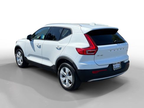 Used 2022 Volvo XC40 T5 Momentum AWD/4WD image 3
