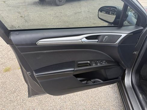 Used 2020 Ford Fusion SE FWD image 11