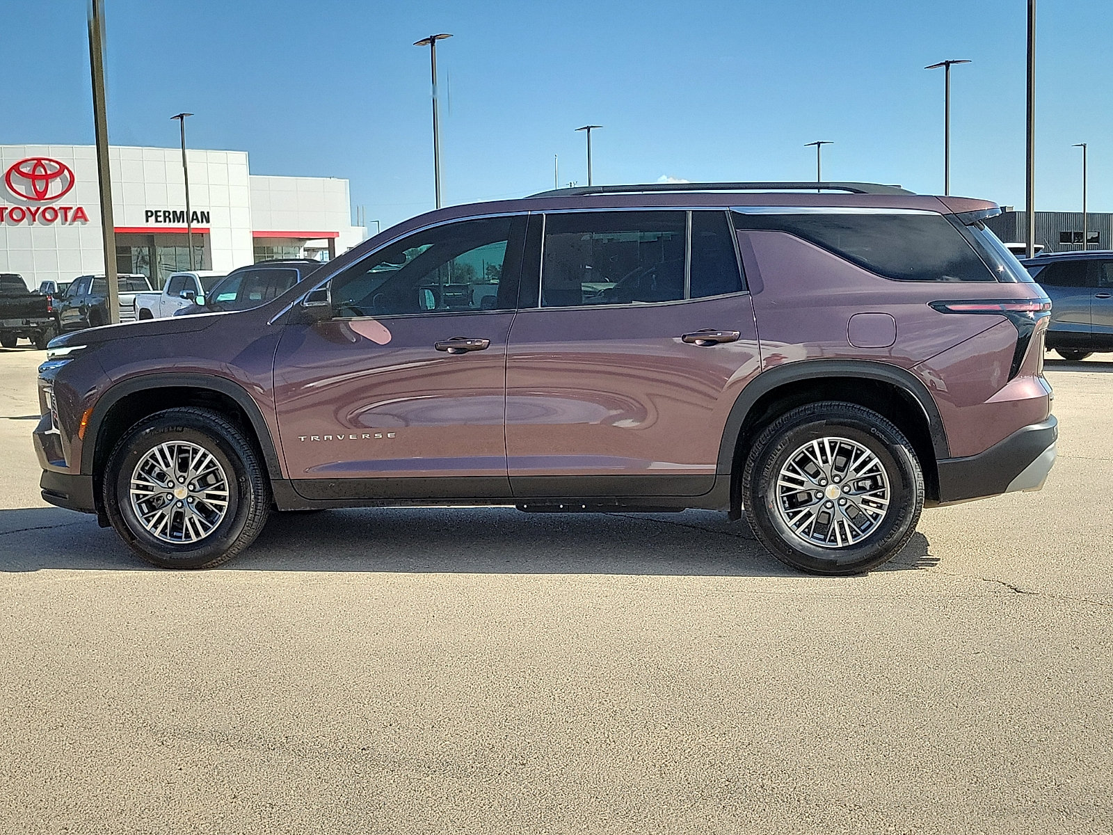 Used 2024 Chevrolet Traverse LT FWD image 2