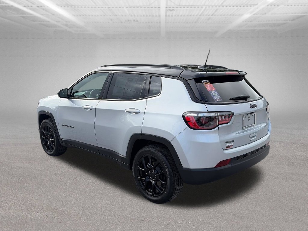 Used 2024 Jeep Compass Latitude w/ Convenience Group AWD/4WD image 4