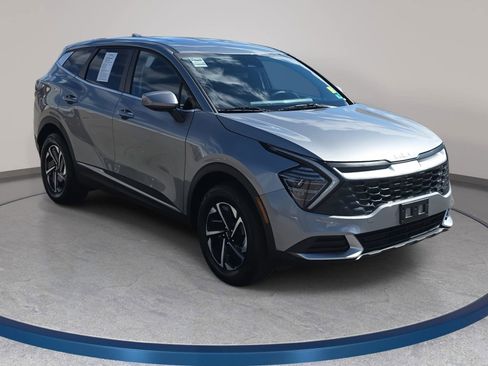 Used 2025 Kia Sportage LX image 3