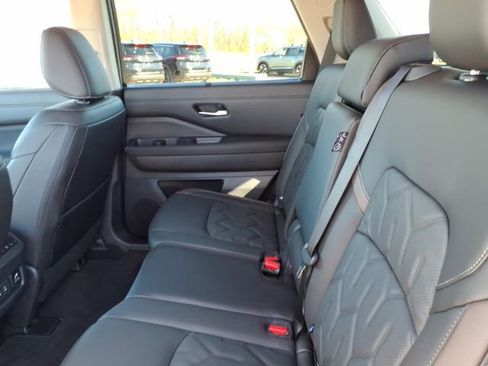 New 2026 Nissan Pathfinder Platinum image 8