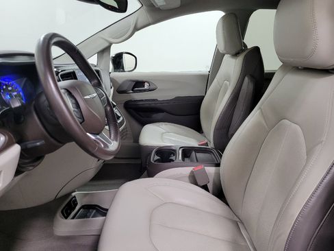 Used 2019 Chrysler Pacifica Touring-L FWD image 17