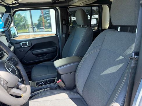 Used 2024 Jeep Gladiator Sport AWD/4WD image 3
