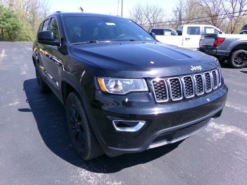 Used 2021 Jeep Grand Cherokee Laredo image 2