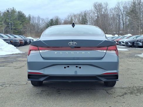 Used 2021 Hyundai Elantra SE image 4