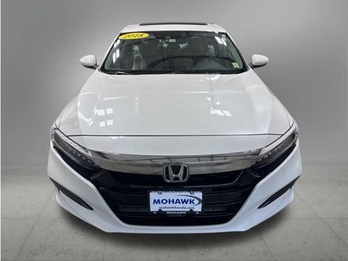 Used 2018 Honda Accord Touring image 9